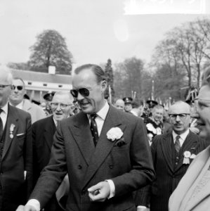 Defile Soestdijk, Prins Bernhard in de tuin, Bestanddeelnr 916-3719