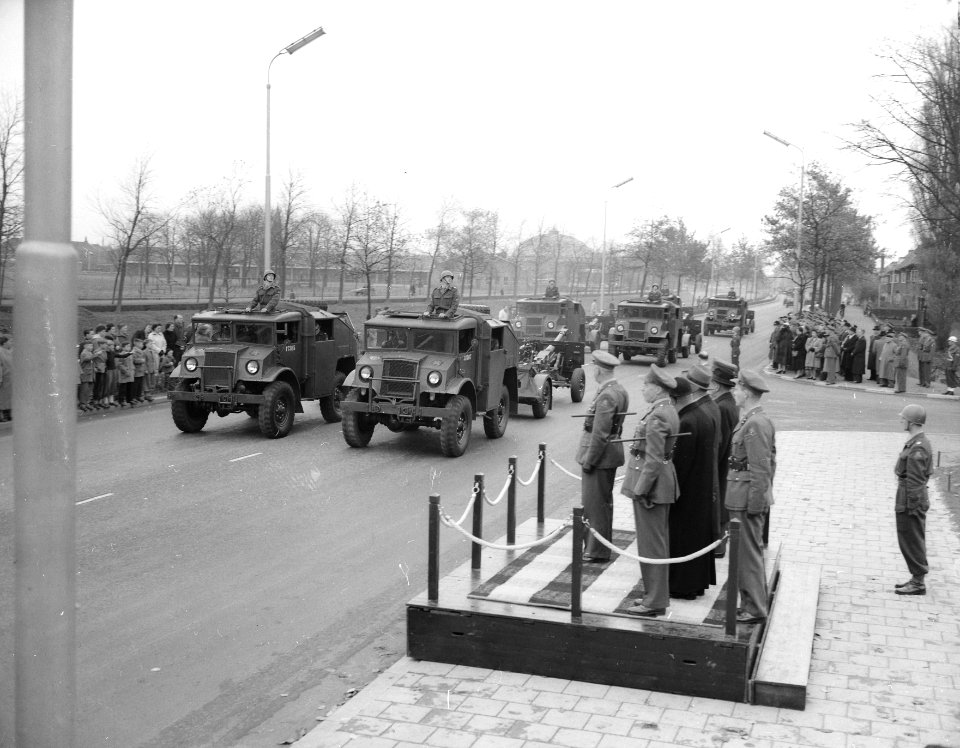 Defile 10 jarig bestaan Artillerieschool Breda, Bestanddeelnr 907-4292