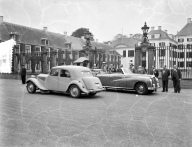 Defilé voor prinses Wilhelmina door de M.O.V.E.O. Meer Ontspanning Voor Ernsti, Bestanddeelnr 907-7587