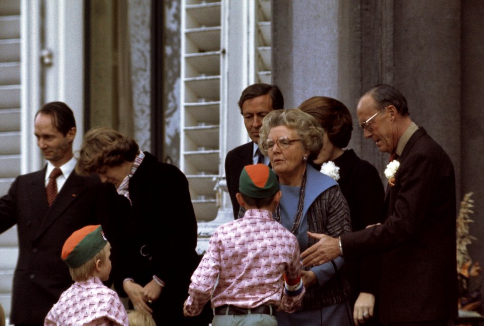 Defile Soestdijk 1976 deel van de Koninklijke Familie en defilerenden, Bestanddeelnr 254-9836