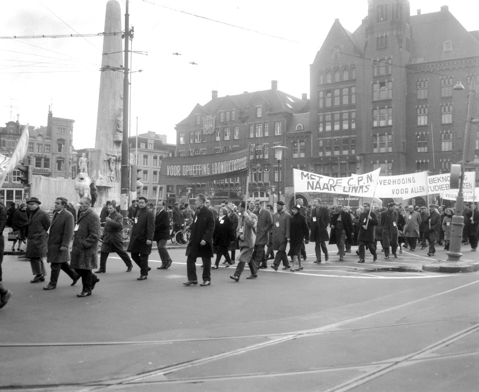 Demonstranten vormen een lange stoet op de Dam, Bestanddeelnr 919-8208
