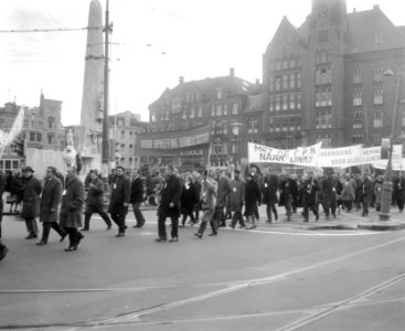 Demonstranten vormen een lange stoet op de Dam, Bestanddeelnr 919-8208