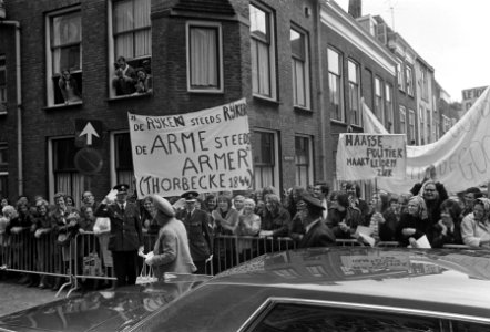 Demonstranten voor de kerk met een spandoek met daarop De rijken steeds rijker,, Bestanddeelnr 925-6426
