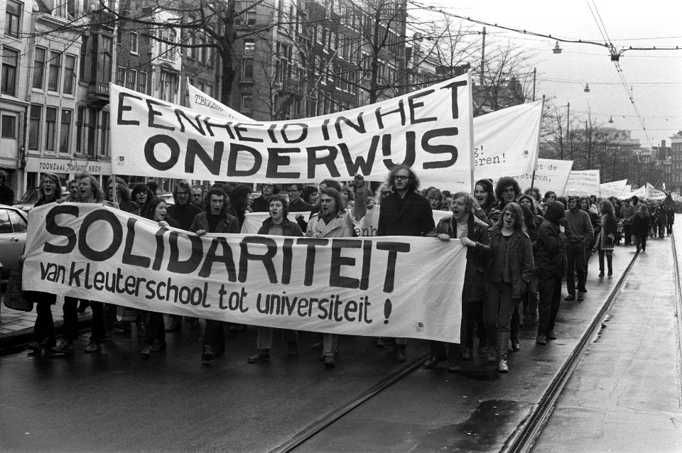 Demonstranten van Universiteiten Amsterdam tegen onderwijsbeleid regering, Amste, Bestanddeelnr 925-1888