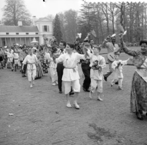 Defilé van juichende judokas langs het bordes van paleis Soestdijk, Bestanddeelnr 910-3338