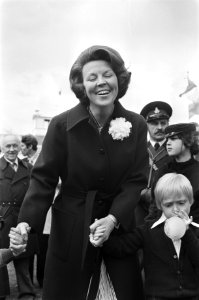 Defile Soestdijk Beatrix met kind, Bestanddeelnr 928-5512