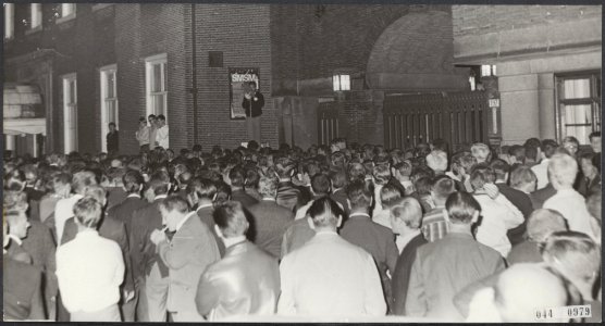 Demonstranten voor het stadhuis van Amsterdam, Bestanddeelnr 044-0979