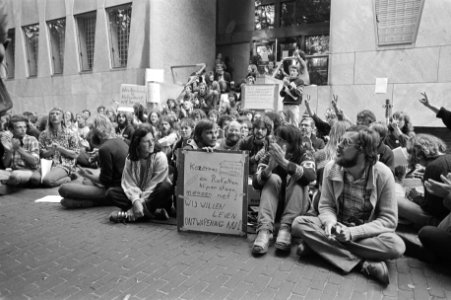 Demonstranten voor de ambassade, Bestanddeelnr 931-6220