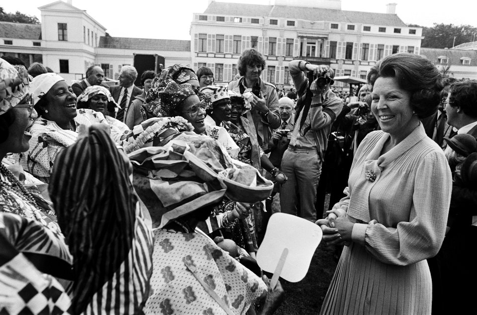 Defile Soestdijk, laatste tijdens wandeling over het middenterrein Koningin Be, Bestanddeelnr 930-8551