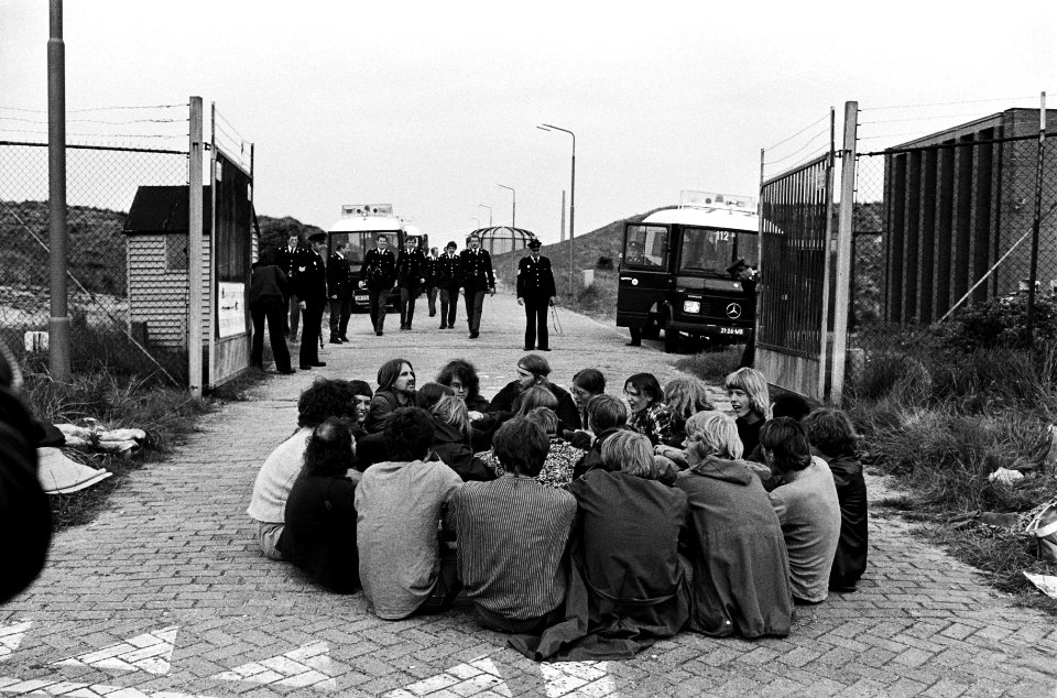 Demonstranten voor de uitgang, Bestanddeelnr 930-3176