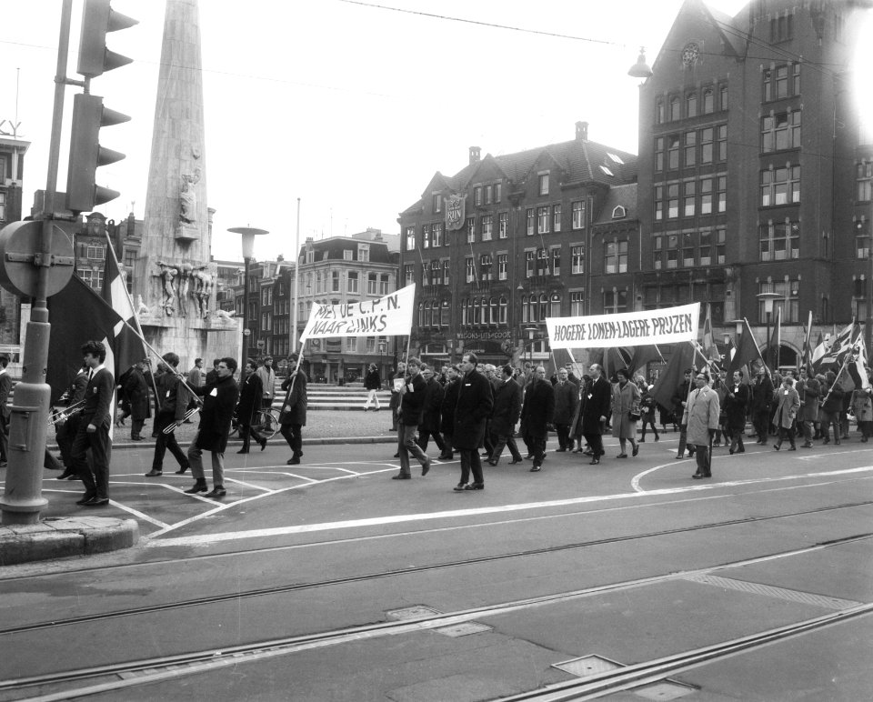 Demonstranten vormen een lange stoet op de Dam, Bestanddeelnr 919-8210