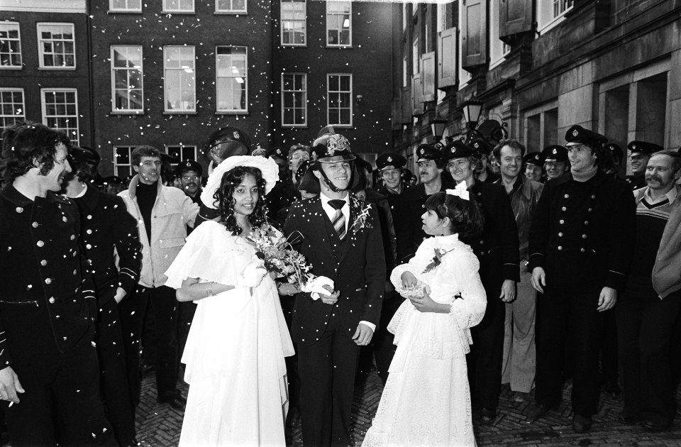 Demonstranten voor het Stadhuis met een bruidspaar de bruidegom is getooid met , Bestanddeelnr 930-5354