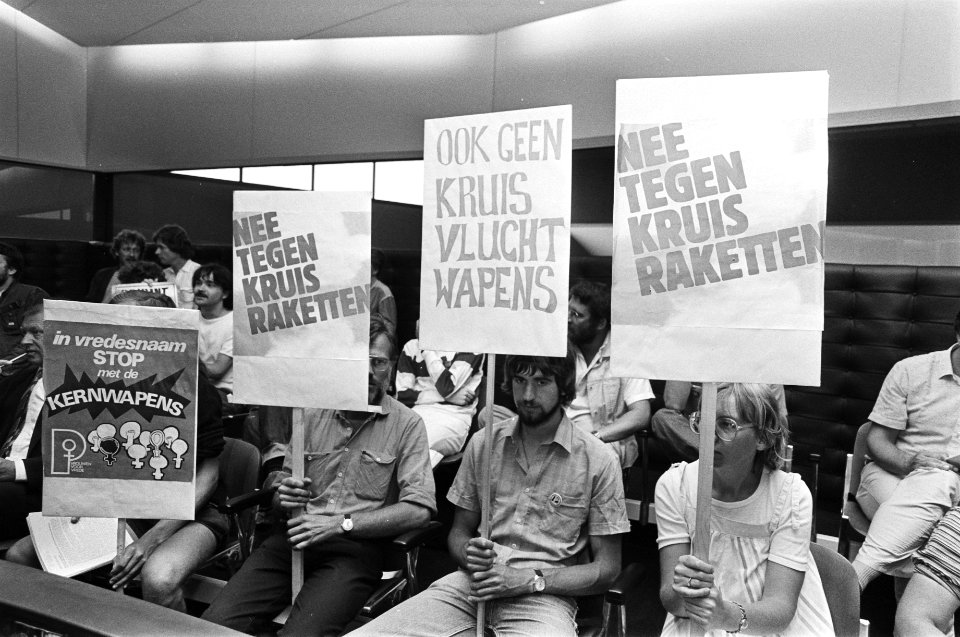 Demonstranten tegen kruisraketten op de publieke tribune met protestborden Nee , Bestanddeelnr 932-6820