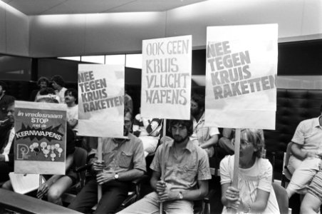 Demonstranten tegen kruisraketten op de publieke tribune met protestborden Nee , Bestanddeelnr 932-6820
