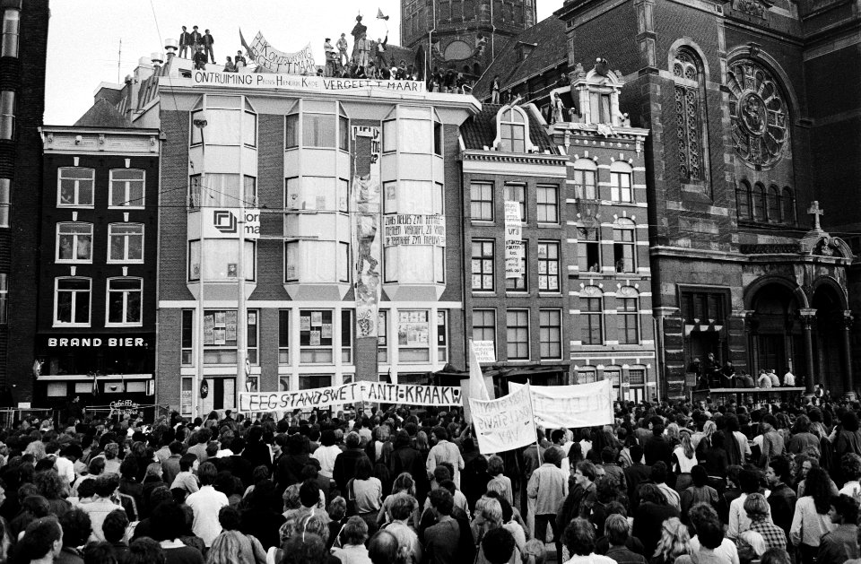 Demonstranten voor het kraakpand, Bestanddeelnr 930-9640