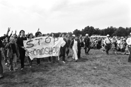 Demonstranten van de actiegroep 'Onkruit' met spandoek 'Stop Moordshow' op de op, Bestanddeelnr 931-6782