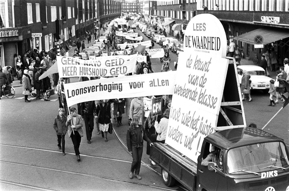 Demonstranten trekken met vlaggen en spandoeken door de straten van Amsterdam, Bestanddeelnr 924-3999
