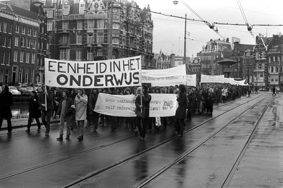 Demonstranten van Universiteiten Amsterdam tegen onderwijsbeleid regering, Amste, Bestanddeelnr 925-1885