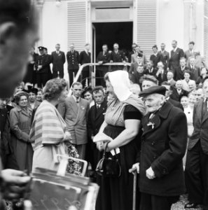 Defilé Soestdijk. Koningin Juliana in gesprek met enige Zeeuwen, waarbij de 102 , Bestanddeelnr 934-7115