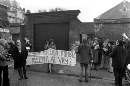 Demonstranten voor het gerechtsgebouw te Amsterdam, Bestanddeelnr 927-0585