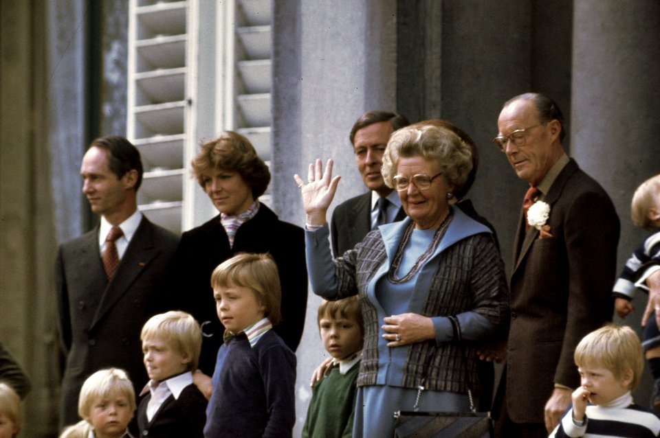 Defile Soestdijk 1976 nr. 16 Prinses Irene , Prins Carlos en Prinsjes, Bestanddeelnr 254-9841