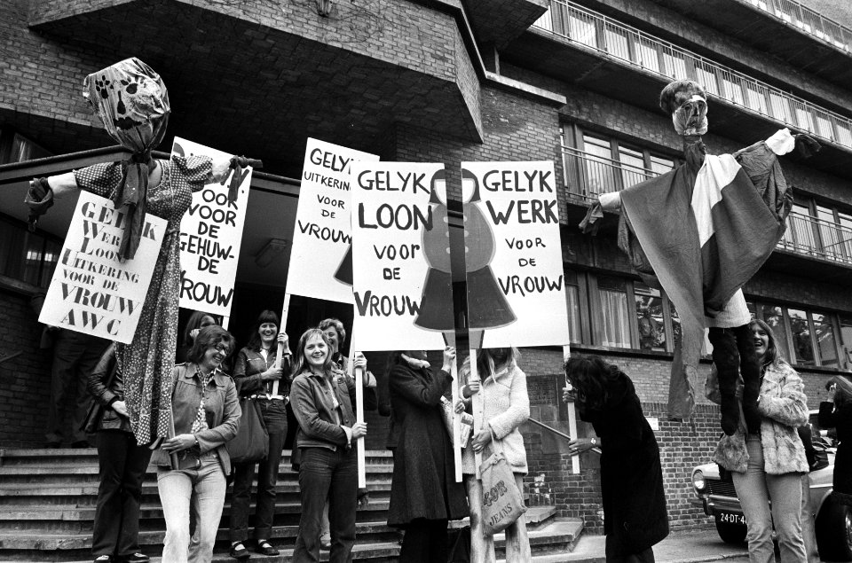 Demonstranten voor het departement, Bestanddeelnr 927-9559