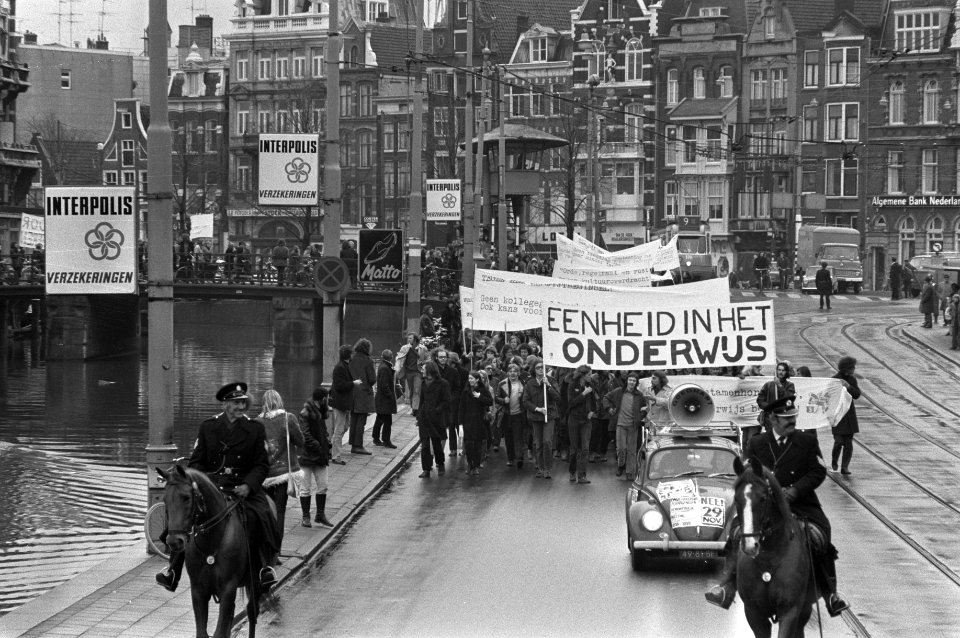 Demonstranten van Universiteiten Amsterdam tegen onderwijsbeleid regering, Amste, Bestanddeelnr 925-1889