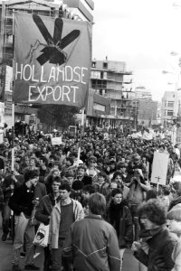 Demonstranten voeren een spandoek Hollandse export mee, Bestanddeelnr 932-7525