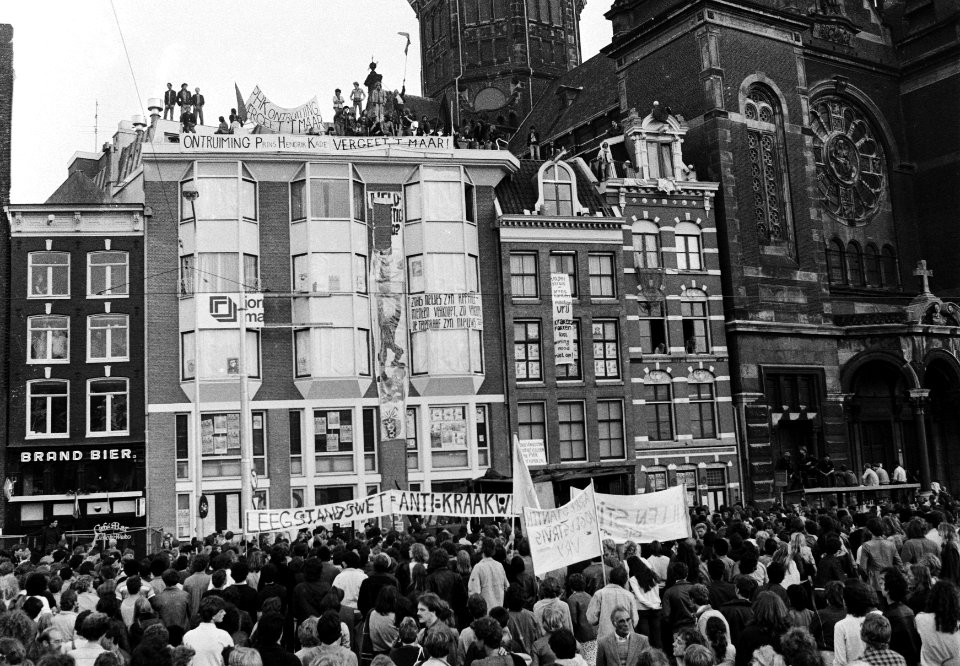 Demonstranten voor het kraakpand, Bestanddeelnr 930-9643