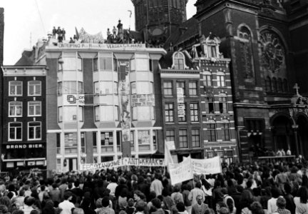 Demonstranten voor het kraakpand, Bestanddeelnr 930-9643