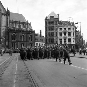 Defilé langs het Paleis op de Dam. Een militaire eenheid brengt een groet, Bestanddeelnr 900-4673