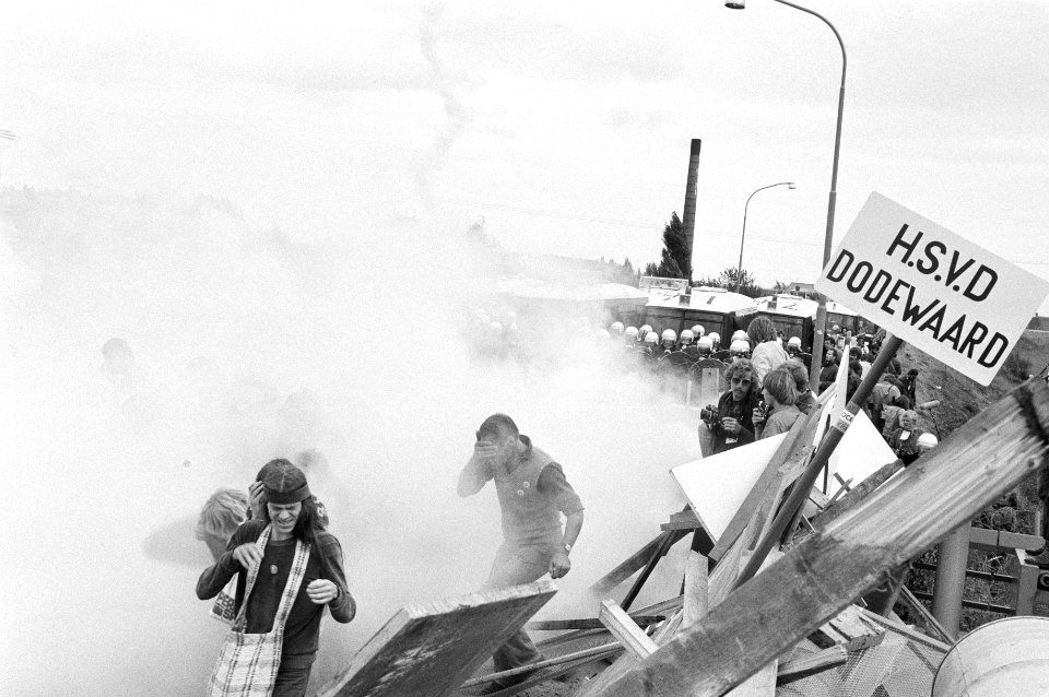Demonstranten vluchten voor traangas, Bestanddeelnr 931-6911