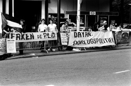 Demonstranten voor het hotel op de spandoeken o.a. Dayan oorlogspolitiek en , Bestanddeelnr 930-3762