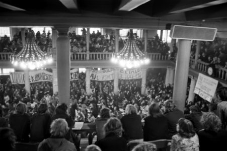 Demonstranten van Universiteiten Amsterdam tegen onderwijsbeleid regering, Amste, Bestanddeelnr 925-1897