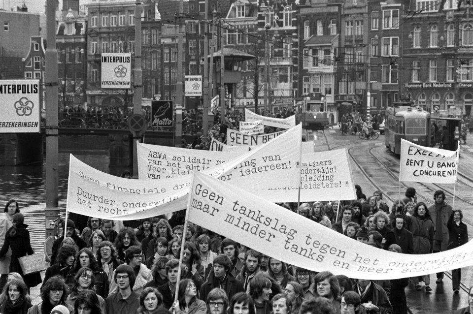 Demonstranten van Universiteiten Amsterdam tegen onderwijsbeleid regering, Amste, Bestanddeelnr 925-1891