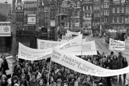 Demonstranten van Universiteiten Amsterdam tegen onderwijsbeleid regering, Amste, Bestanddeelnr 925-1891