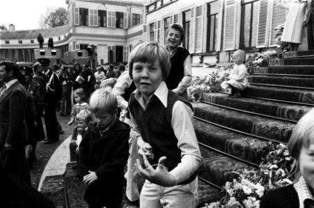 Defile Soestdijk 78 Willem Alexander schiet propjes, achter hem Prins Maurits, Bestanddeelnr 929-6961