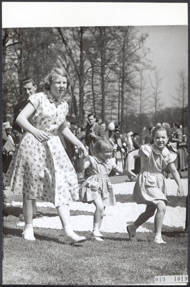 Defilé op Soestdijk Prinsessen Beatrix, Margriet en Marijke (Christina) rennen …, Bestanddeelnr 019-1019