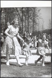 Defilé op Soestdijk Prinsessen Beatrix, Margriet en Marijke (Christina) rennen …, Bestanddeelnr 019-1019