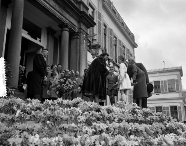 Defilé langs paleis Soestdijk ter gelegenheid van de verjaardag van koningin Jul, Bestanddeelnr 907-7275