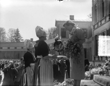 Defilé op Soestdijk. Koningin Juliana krijgt van een Volendamse dame een pop in , Bestanddeelnr 905-0865