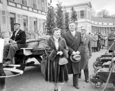 Defilé langs paleis Soestdijk ter gelegenheid van de verjaardag van koningin Jul, Bestanddeelnr 907-7276