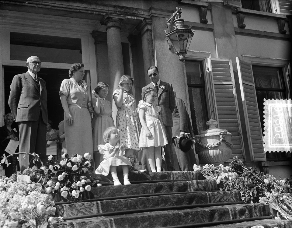 Defilé op Soestdijk. De koninklijke familie staat op het bordes Van links naar r, Bestanddeelnr 905-0870