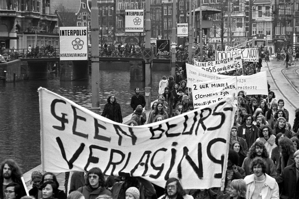 Demonstranten van Universiteiten Amsterdam tegen onderwijsbeleid regering, Amste, Bestanddeelnr 925-1887