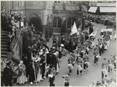 Defilé langs het Stadhuis op Koninginnedag 1955. NL-HlmNHA 54004612