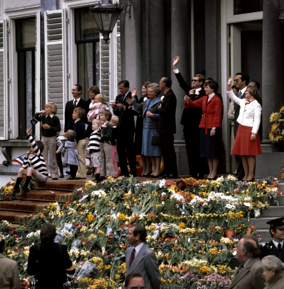 Defile Soestdijk 1976 gehele Koninklijke Familie op bordes (inclusief Prinsjes), Bestanddeelnr 254-9823