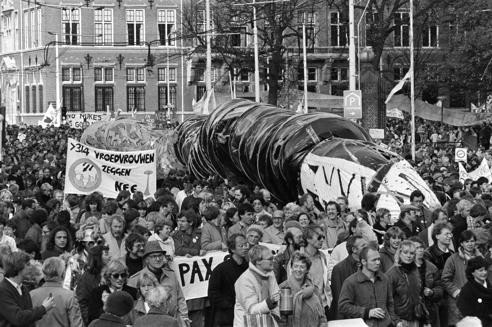 Demonstranten voeren een grote raket mee, Bestanddeelnr 932-7524