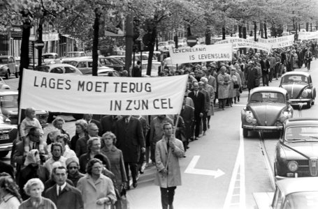 Demonstranten verlangen de terugkeer van oorlogsmisdadiger Willy Lages met als d, Bestanddeelnr 919-5712