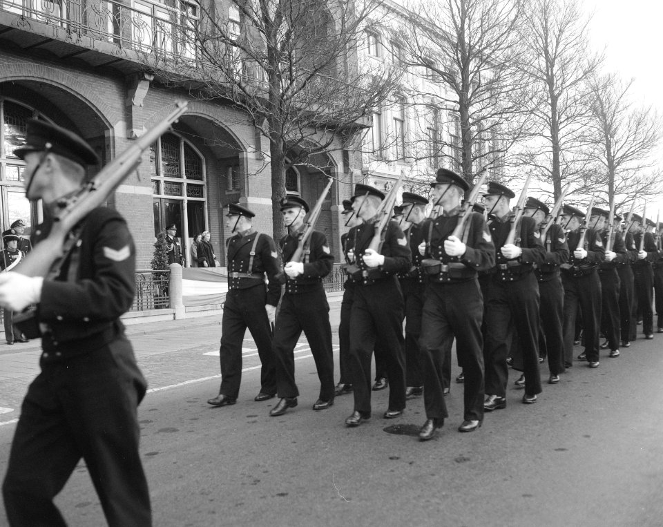 Defile adelborsten voor Prinses Beatrix bij het het Koninklijk Instituut voor de, Bestanddeelnr 908-1956