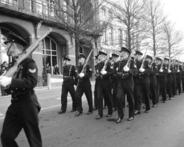 Defile adelborsten voor Prinses Beatrix bij het het Koninklijk Instituut voor de, Bestanddeelnr 908-1956
